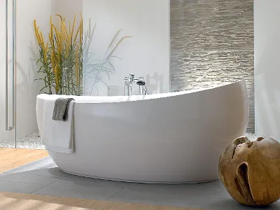 Aveo New Generation Badewanne mit Handtüchern Auf einer freistehenden Badewanne der Kollektion Aveo New Generation liegen Handtücher.