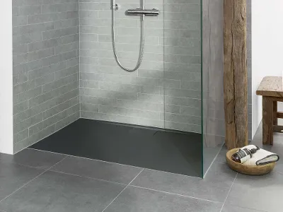 Graue Architectura Duschwanne mit grauen Fliesen Moderne ebenerdige Dusche mit Glasabtrennung und grauen Fliesen