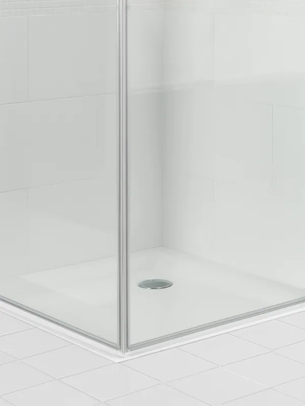 Eine verglaste O.novo-Dusche mit Abfluss Eine saubere, leere, verglaste O.novo-Dusche mit gefliestem Boden und Wänden und einem Abfluss in der Mitte.