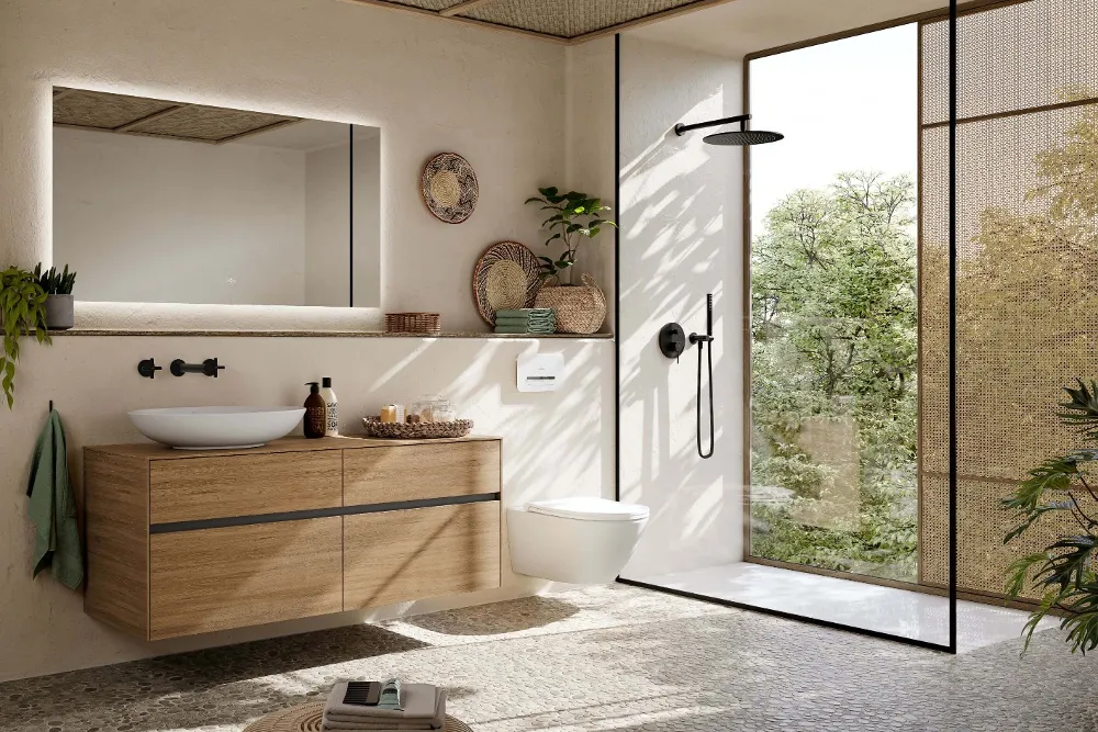 Japandi Badezimmer mit freistehender Antao Badewanne, wandmontierter Antao Toilette und Aufsatzwaschbecken auf einem weißen Collaro Waschbeckenunterschrank.