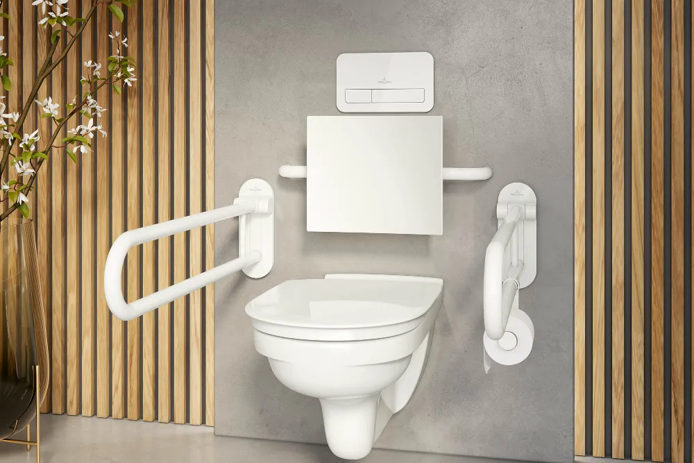 Ein modernes barrierefreies Badezimmer mit wandmontierter Toilette, Haltegriffen auf beiden Seiten, Holzlatten als Dekoration und einer grauen Wandkulisse.