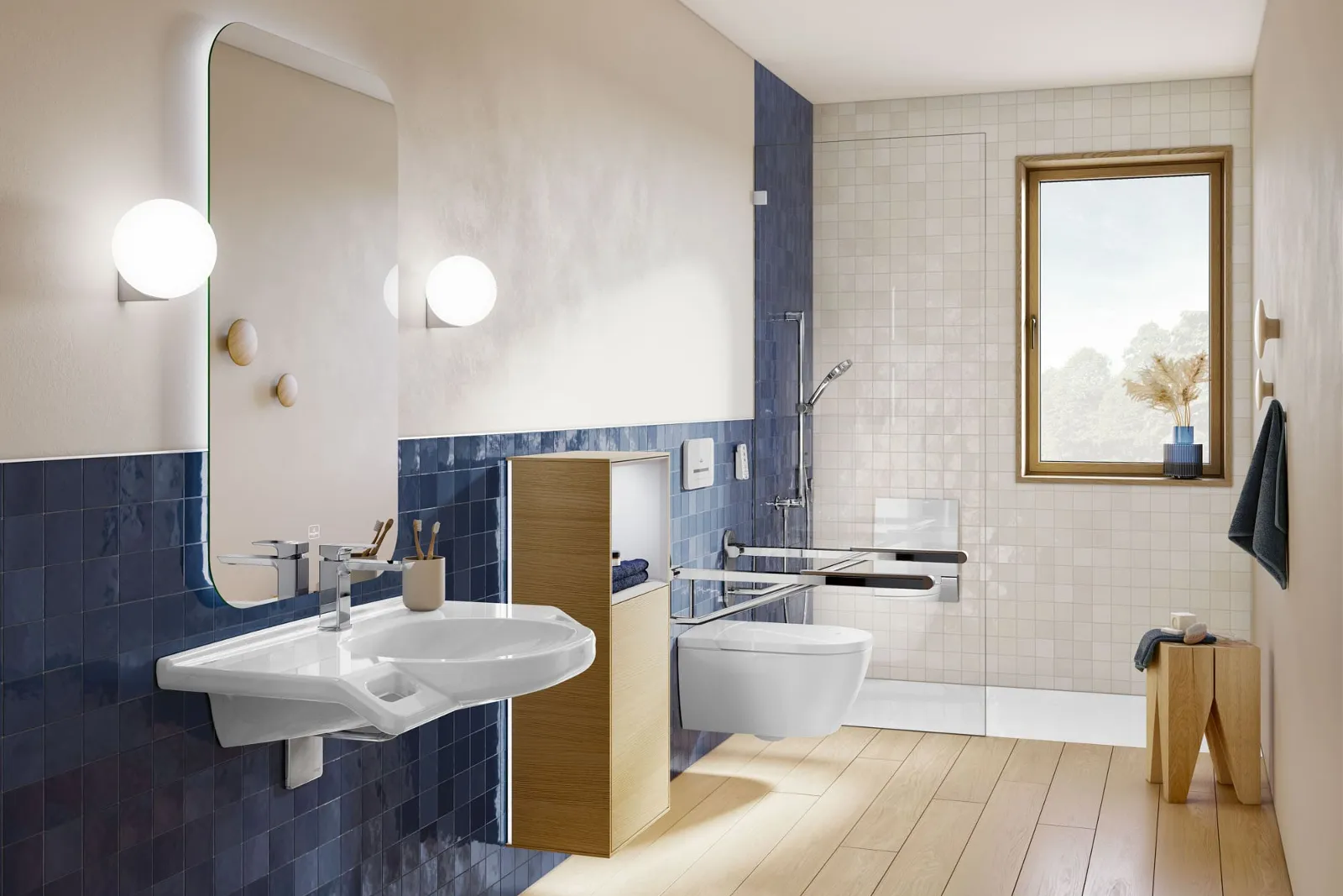 Ein modernes barrierefreies Bad mit Waschbecken und WC und zusätzlichen Griffen der barrierefreien ViCare Keramikkollektion von Villeroy & Boch. Blaue Fliesenakzente, beleuchteter Spiegel, Holzboden und eine ebenerdige Dusche mit Fenster.