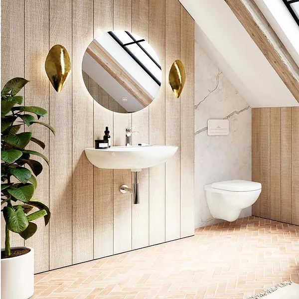 O.novo Waschbecken und Toilette sowie Badewanne in Weiß. Ein modernes helles Bad mit O.novo Wandwaschbecken von Villeroy & Boch. Ein großes Oberlicht und eine Topfpflanze sowie Holzakzente werten das Bad dekorativ auf.