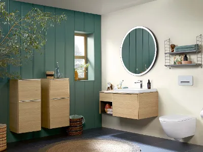 Une salle de bains Subway 3.0 avec un mur vert Un meuble de salle de bains Subway 3.0 avec lavabo et WC dans une salle de bains confortable avec un mur vert et une fenêtre.