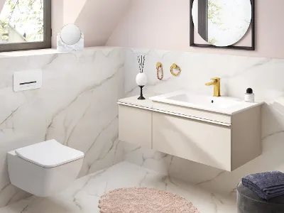 Une salle de bains avec un mur en marbre, des toilettes blanches et un lavabo Venticello avec un miroir rond Une salle de bains moderne avec mur marbré, un lavabo suspendu avec un robinet doré, des toilettes suspendues, un miroir rond, un petit tapis et divers articles de toilette.