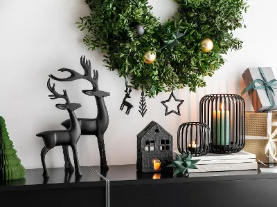 Moderne Black XMAS Weihnachtsdekoration Moderne Black XMAS Weihnachtsdekoration mit einem grünen Kranz auf einem Kamin Sims.