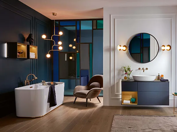 Finion Badewanne in klassischem dunkelblauem Badezimmer Finion Badewanne in einem klassischen Badezimmer mit blauen Wänden und Holzböden.