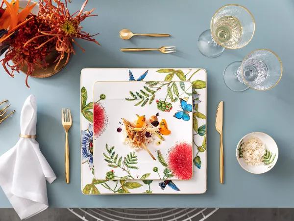 Amazonia Teller mit MetroChic Besteck von Villeroy & Boch Ein gedeckter Tisch mit Amazonia-Tellern, mit goldenem MetroChic Besteck von Villeroy & Boch.