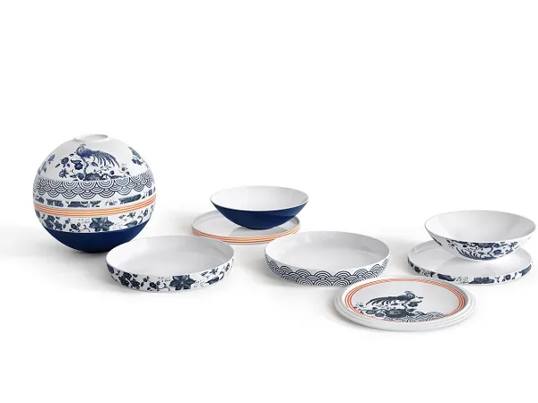 Zwei La Boules Paradiso, zusammengesetzt als Kugel und in sieben Einzelteilen La Boule Paradiso: Ein Set aus blauen und weißen Tellern und Schüsseln, einzeln und zusammengesetzt als Kugel.
