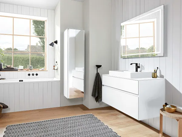 Finion Spiegel in modernem, weißem Badezimmer Modernes Badezimmer-Interieur mit weißen Schränken, großem Finion Spiegel, Doppelfenstern und Holzboden.