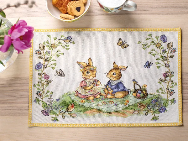 Spring Fantasy Platzset auf einem Holztisch Spring Fantasy Platzset mit Schmetterlingen, Blumen und Vöglen auf einem Holztisch mit Snacks und einer Blumenvase.