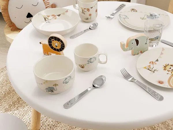 Boho Kids Geschirr gedeckt auf einem kleinen Tisch im Kinderzimmer Ein gedeckter Tisch im Kinderzimmer mit Boho-Kids Geschirr, Besteck und Gläser im Tierthema in Pastellfarben.