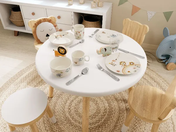 Boho Kids Geschirr gedeckt auf einem kleinen Tisch im Kinderzimmer Ein gedeckter Tisch im Kinderzimmer mit Boho-Kids Geschirr, Besteck und Gläser im Tierthema in Pastellfarben.