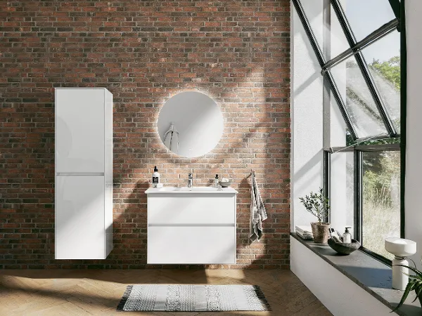 Waschbeckenunterschrank Collaro mit Schrankwaschtisch Venticello und More to See Lite Spiegel Waschbeckenunterschrank Collaro mit Schrankwaschtisch Venticello und More to See Lite Spiegel in einem Industrial Chic Badezimmer von Villeroy & Boch.