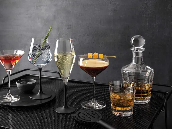 Ardmore Whisky Karaffe mit mehreren Bargetränken auf einem Tablett Ein schwarzes Tablett mit mehreren Getränken in Manufacture Gläsern sowie einer Ardmore Whisky Karaffe darauf.