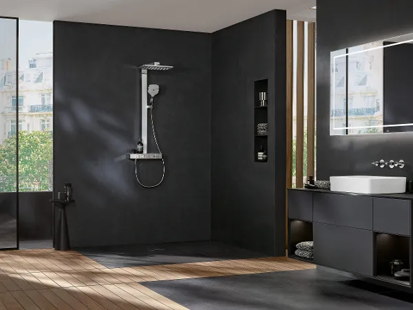 Inifnity Showers Duscharmatur in schwarzem Bad Eine Infinity Showers Duscharmatur in einem Badezimmer mit schwarzen Wänden und Holzboden.