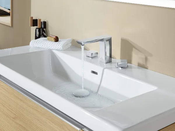 Subway 3.0 Waschtischarmatur mit fließendem Wasser Eine Subway 3.0 Waschtischarmatur auf einem weißen Waschbecken mit fließendem Wasser
