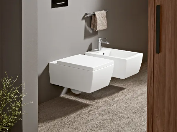 Weiße Memento Toilette und Bidet Moderne weiße Memento 2.0 Toilette und Bidet im minimalistischen Design in naturfarbenem Bad