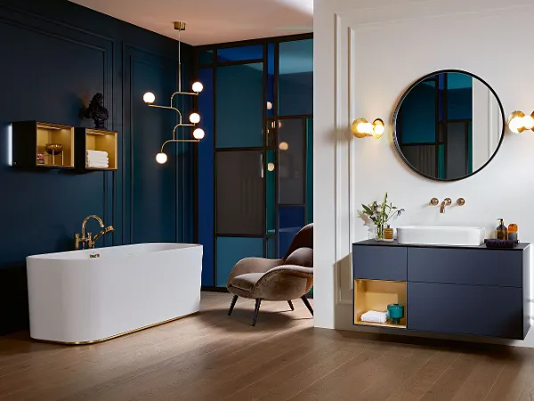Weiße Finion Badewanne sowie blaue Badmöbel in elegantem Badezimmer Ein Badezimmer mit blauen Wänden mit harmonischen Finion Badmöbeln sowie einer weißen Finion Badewanne von Villeroy & Boch.