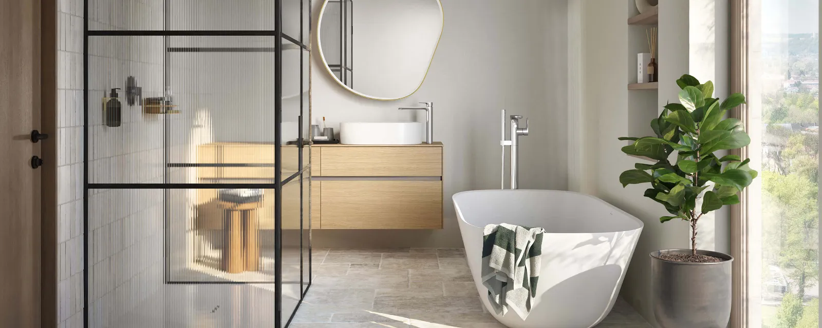 Theano Curved Edition Badewanne in hellem Bad Eine weiße Theano Curved Edition Badewanne in einem hellen Badezimmer mit bodentiefem Fenster.