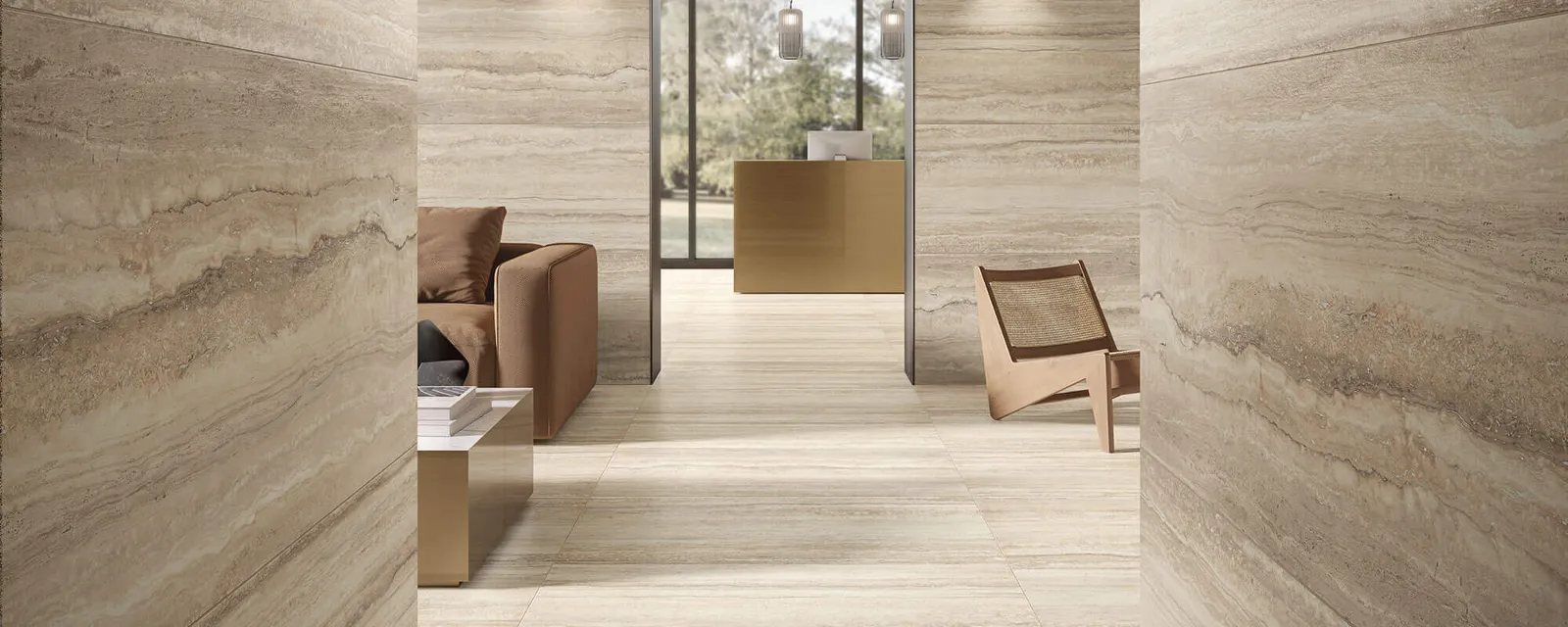 Beige Tuscan Traces Fliesen in heller Lobby Elegantes Foyer mit beige gestreiften Wänden und gefliestem Boden, das zu einem gewölbten Eingang mit Blick auf einen Garten führt, möbliert mit minimalistischen Stühlen und Wandleuchten.