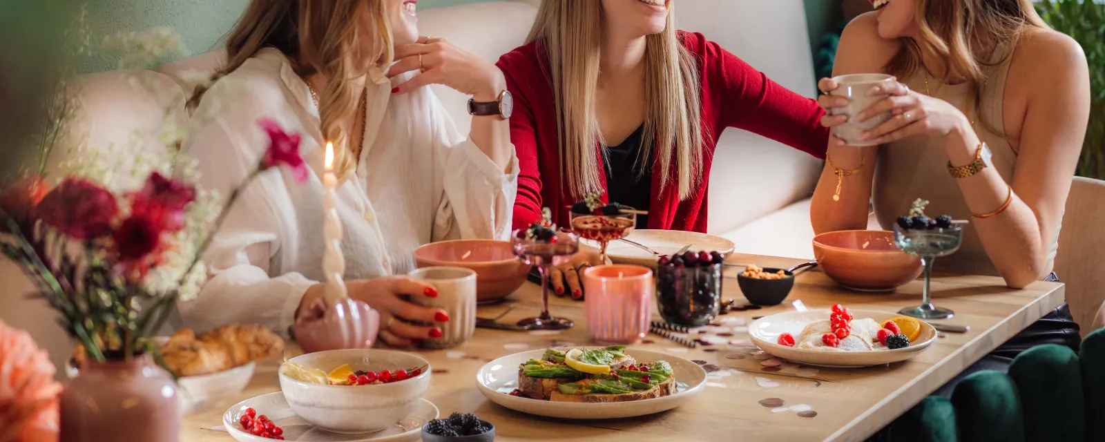 Beiges Perlemor Geschirr und Like Glass auf einem Party-Tisch Eine festliche Szene mit drei Frauen an einem Tisch mit Perlemor-Geschirr und Like-Glas von like. by Villeroy & Boch, im Hintergrund Luftballons.